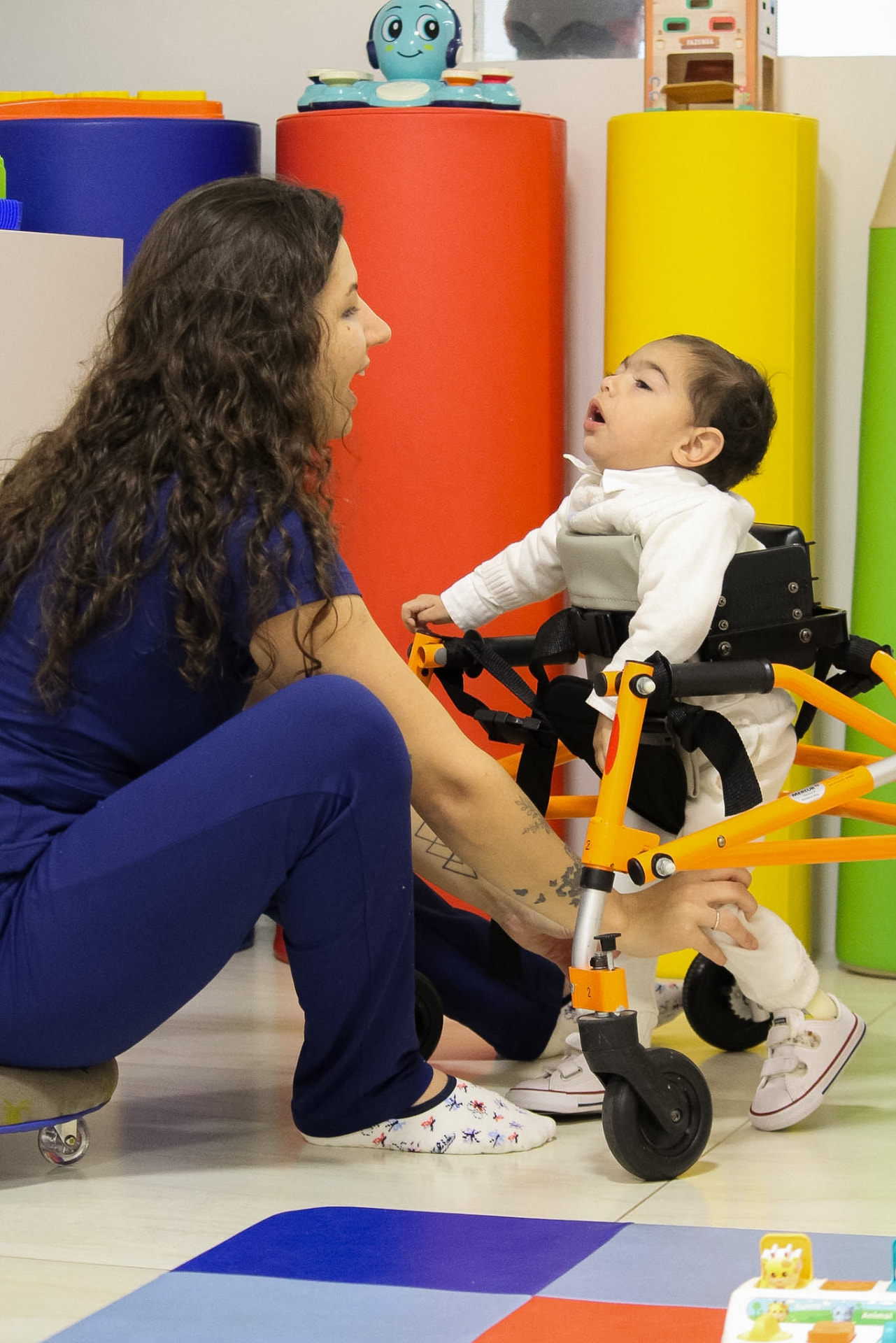 Fisioterapeuta avaliando bebê no Espaço Neuro