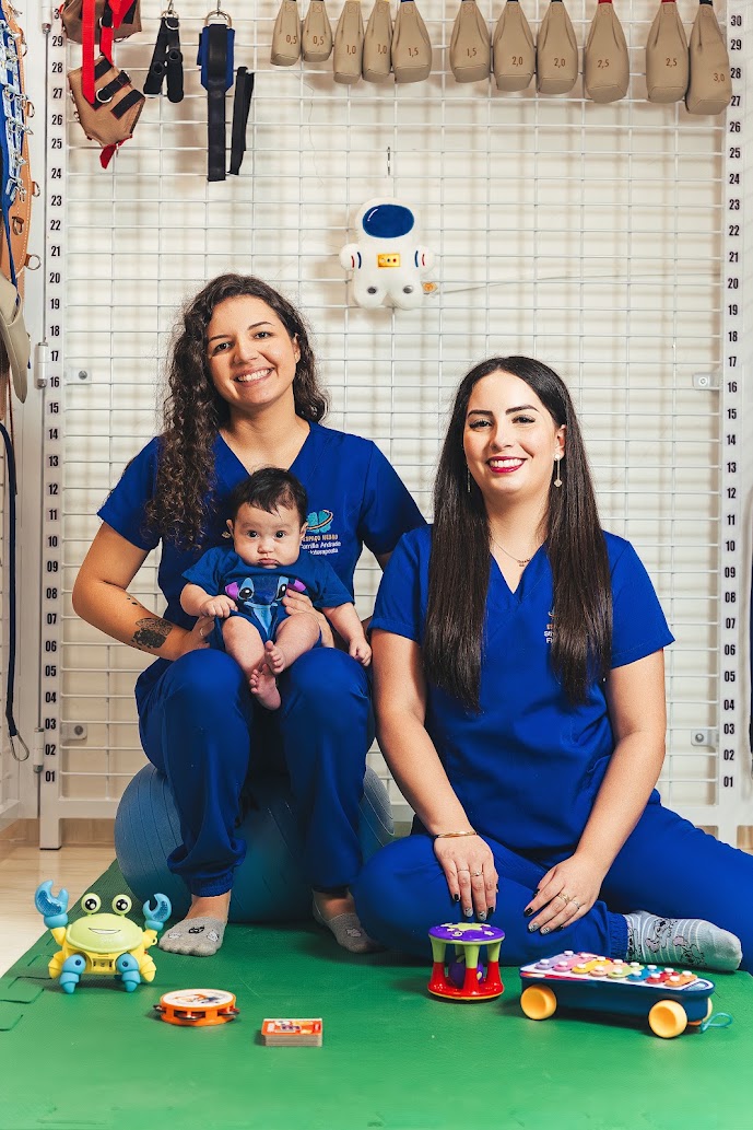 Fisioterapeutas do Espaço Neuro com um bebê na sala de atendimento