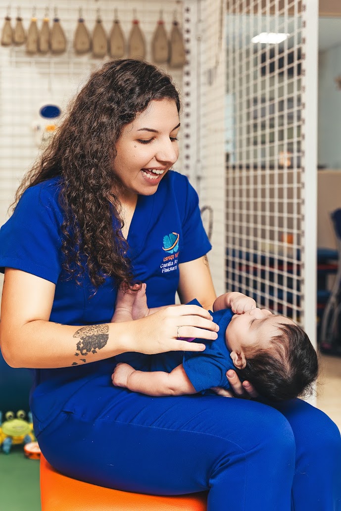Profissional acolhendo bebê durante atendimento na Espaço Neuro