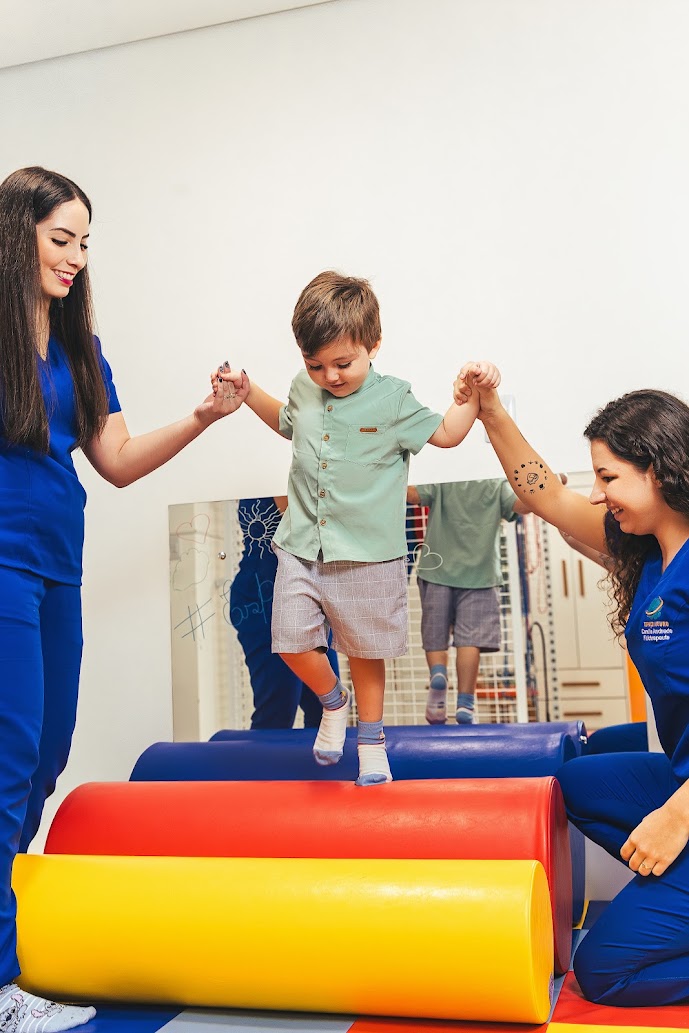 Criança em sessão de fisioterapia no Espaço Neuro